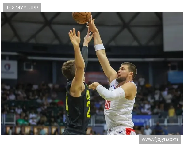 小卡强调季前赛与训练相似强调防守体系的重要性与持续打磨